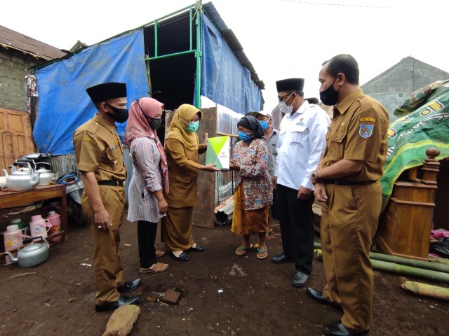 Bupati Tegal, Umi Azizah menyerahkan bantuan korban kebakaran di Desa Cikura, Kecamatan Bojong. 