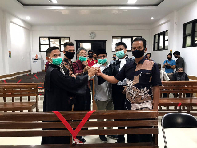 Sukori (kanan) seusai menjalani sidang vonis kasus pidana Pemilu di Pengadilan Negeri Indramayu. (Tomi Indra)