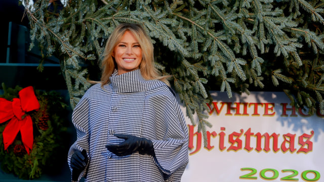 Ibu negara AS Melania Trump menyambut kedatangan Pohon Natal Gedung Putih, di luar Gedung Putih di Washington, AS, Senin (23/11). Foto: Hannah McKay/REUTERS