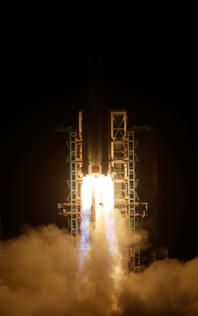 Roket Long March-5 Y5, membawa wahana satelit Chang'e-5, lepas landas dari Pusat Peluncuran Luar Angkasa Wenchang, di Wenchang, provinsi Hainan, China (24/11). Foto: Tingshu Wang/REUTERS
