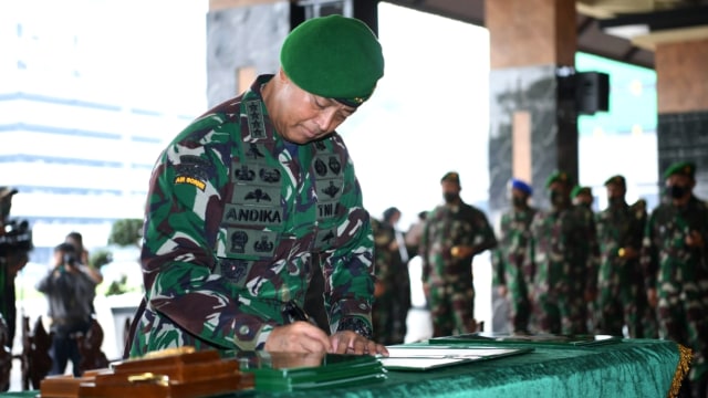 KSAD Jenderal Andika Perkasa saat memimpin Pelantikan dan Sertijab Pejabat TNI AD. Foto: Dispen TNI AD