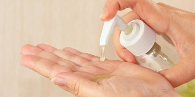 Hand Sanitizer penggunaannya bisa membuat tangan kering. Foto: Pinterest