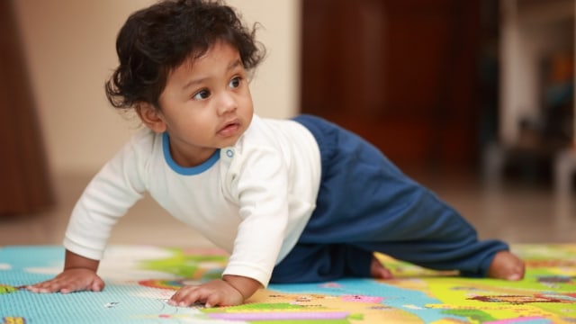 Bayi Merangkak Mundur, Apakah Orang Tua Perlu Khawatir? (338138)