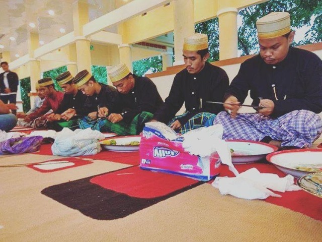 Tradisi mattompang atau ritual penyucian keris Foto: Dok. Wikimedia Commons
