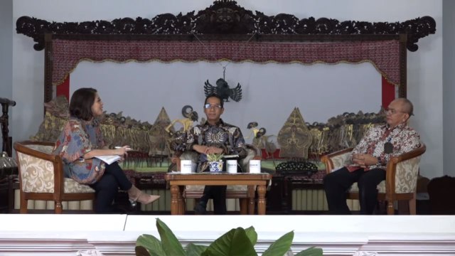 Kepala Sekretariat Kepresidenan Heru Budi Hartono (tengah), Kepala Museum Nasional Siswanto (kanan) dalam webinar BRI Dukung Upaya Pemerintah Lestarikan Sejarah dan Budaya Indonesia. Foto: Gitario Vista Inasis/kumparan