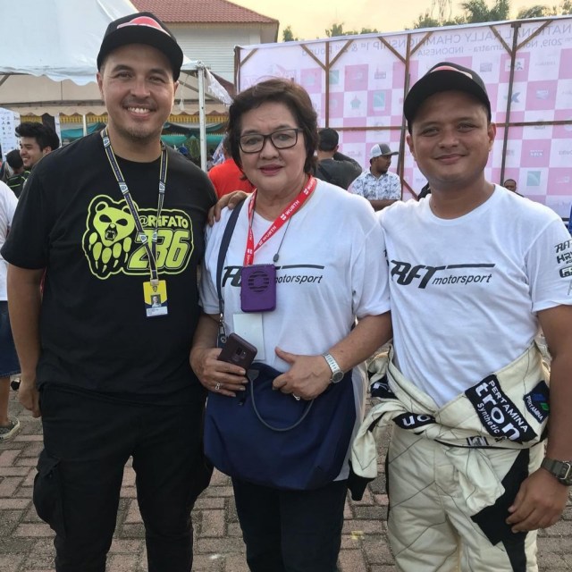 Rifat Sungkar bersama Rizal Sungkar dan sang ibu Ria Sungkar. Foto: dok. Rifat Sungkar
