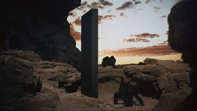 Heboh Tugu ‘Alien’ Metal Misterius Muncul di Tengah Gurun, Tingginya 3,6 Meter (467544)