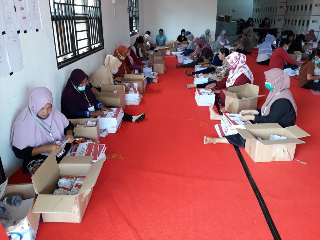 Sejumlah warga dilibatkan KPU Bangka Selatan dalam melipatkan surat suara dalam pilbup 2020.