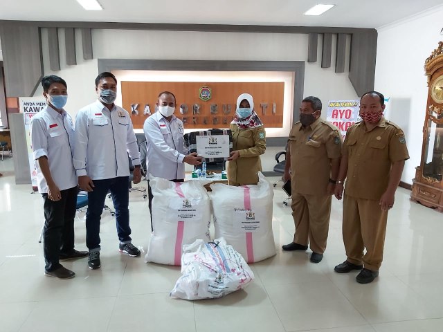 KADIN Serahkan APD untuk Bantu Pemkab Sekadau Tangani COVID-19 (38680)