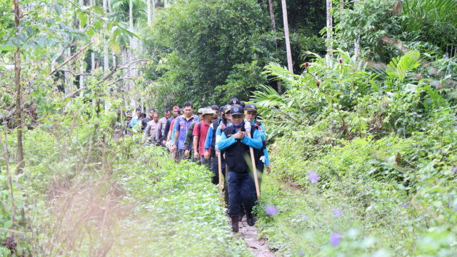 Tim gabungan Badan Narkotika Nasional (BNN) bersama dengan TNI dan Polri, memusnahkan sebanyak 30.000 batang ganja di Desa Teupin Rusep, Kecamatan Sawang, Aceh Utara.  Foto: Dok. Istimewa
