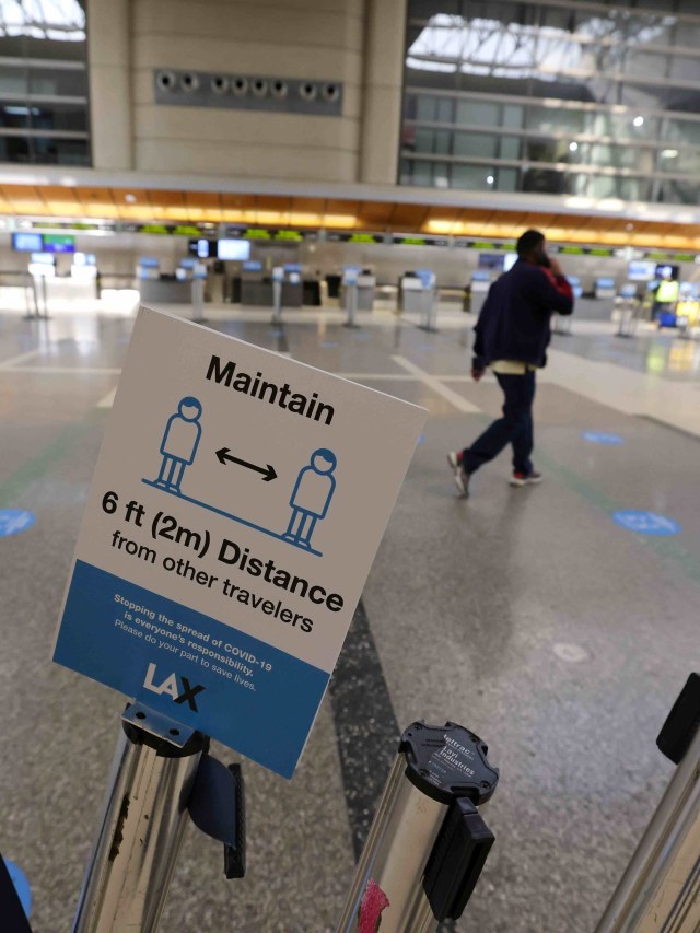 Imbauan menjaga jarak di terminal internasional Tom Bradley di bandara LAX, di Los Angeles, California, Amerika Serikat. Foto: Lucy Nicholson/Reuters