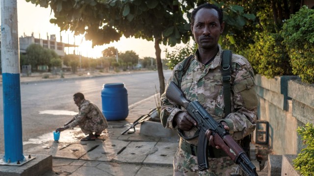 Seorang anggota Pasukan Khusus Amhara memegang senjatanya di Humera, Ethiopia. Foto: Eduardo Soteras/AFP
