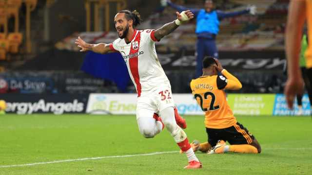 Cetak Gol Lagi buat Southampton, Theo Walcott Tersenyum Gembira (97522)