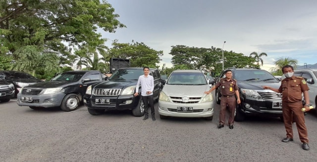 Empat mobil dinas milik Pemprov yang dikembalikan mantan pejabat. Foto: Penkum Kejati Malut