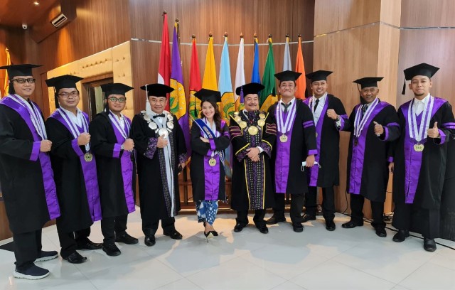 Vici Wisudawan Terbaik Unpak, Predikat Summa Cumlaude IPK 4.0 (570848)