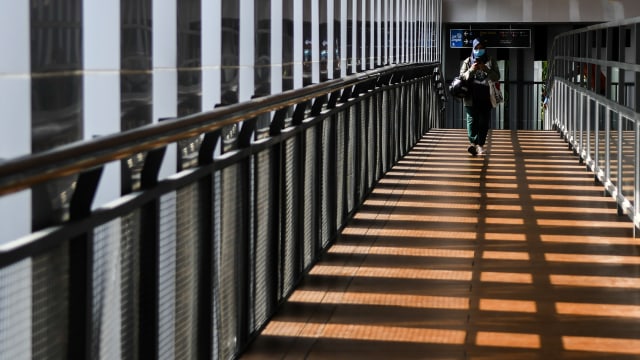 Warga melintas di Jembatan Penyeberangan Orang (JPO) Senen Extension, di kawasan Senen, Jakarta, Selasa (24/11/2020). Foto: Galih Pradipta/ANTARA FOTO