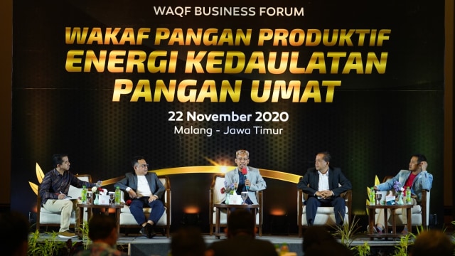 Para pembicara sedang berdiskusi dalam helatan Waqf Business Forum: Wakaf Energi Kedaulatan Pangan Umat pada di Malang, Jawa Timur, Ahad (22/11) ini. (ACTNews/Reza Mardhani)