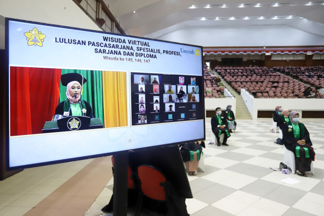 Universitas Syiah Kuala di Aceh menggelar wisuda secara daring dan luring untuk pertama kalinya di masa pandemi COVID-19, Selasa (24/11). Foto: Humas Unsyiah