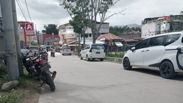 Kendaraan parkir liar di badan jalan kembali marak terjadi di Mamasa, Sulawesi Barat. Foto: Frendy/sulbarkini