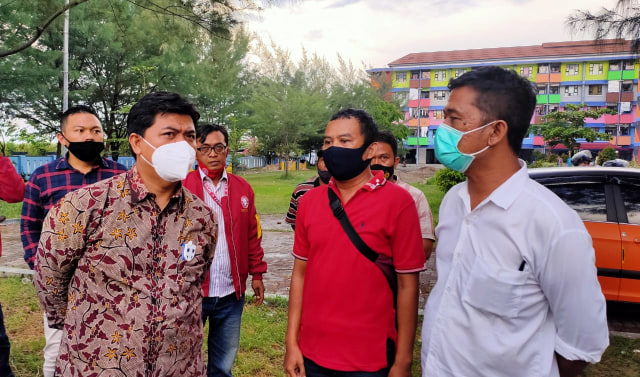 Deputi IV Bidang Informasi dan Komunikasi Politik KSP Juri Ardiantoro (kiri) mendengarkan keluhan warga yang terancam terusir dari Rusunawa Kraton, Tegal Barat, dalam kunjugannya, Selasa (24/11/2020) sore.