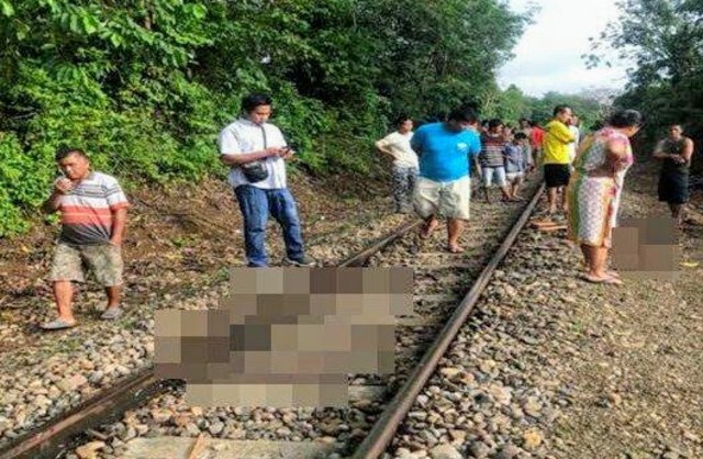 Petugas polisi bersama warga saat akan mengevakuasi jenazah 2 remaja yang tewas ditabrak kereta api di Sumsel. (foto: istimewa)