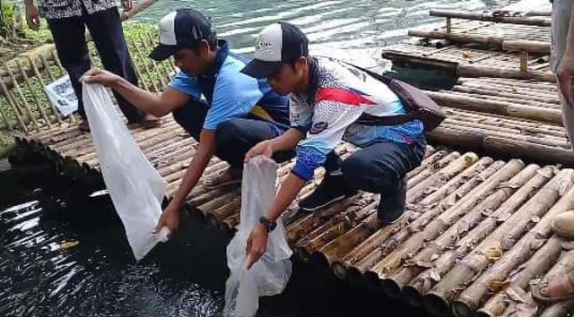 Penaburan ikan di Embung Mudal,, Pasar Slumpring Desa Cempaka Kab. Tegal.
