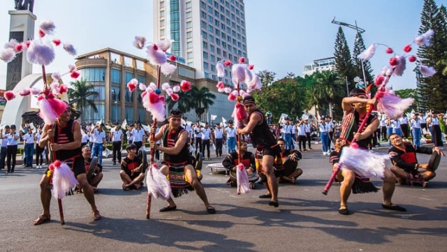 Parade budaya suku E De dalam Festival Kopi tahunan di Kota Buon Ma Thuot, Provinsi Dak Lak, Vietnam (Foto: Vietnam National Administration of Tourism)