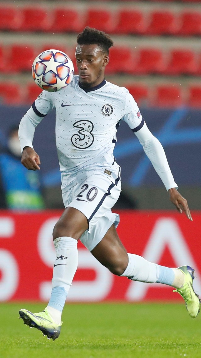 Pemain Chelsea Callum Hudson-Odoi menggiring bola saat pertandingan melawan Stade Rennes di Stadion Roazhon Park, Rennes, Prancis, Selasa (24/11). Foto: REUTERS/Stephane Mahe