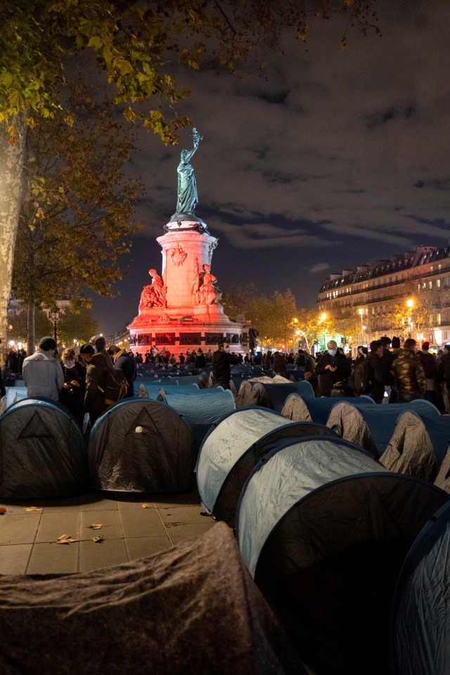 Sejumlah tenda migran terlihat di kamp darurat yang didirikan di Place de la Republique di Paris, Prancis, Senin (23/11). Foto: Alexandra Henry/Utopia56 via AP