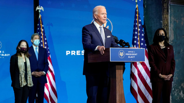 Presiden terpilih Joe Biden berdiri dengan calon kabinetnya di markas transisi di Queen Theatre di Wilmington, Delaware, Amerika Serikat. Foto: Joshua Roberts/Reuters