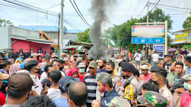 Proses mediasi yang dilakukan pemerintah Kota Ternate melalui Kepala Kesbangpol dengan warga Fitu. Foto: Rajif Duchlun/cermat