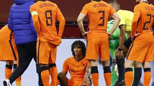 Nathan Ake terduduk mendapat cedera kala membela Timnas Belanda. (Elliot Jackson/Manchester Evening News). 