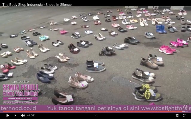 Ratusan Sepatu Mejeng di Depan DPR Saat Aksi Tuntut RUU PKS Segera Disahkan (105864)