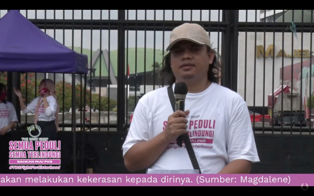 Ratusan Sepatu Mejeng di Depan DPR Saat Aksi Tuntut RUU PKS Segera Disahkan (105863)