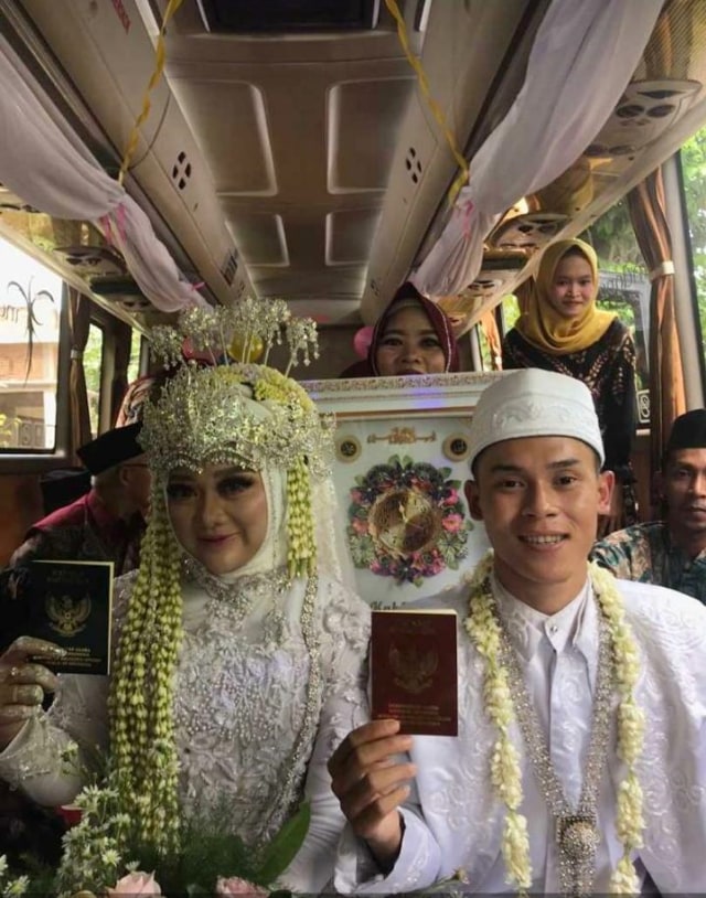 Pasangan di Jepara, Eviana Damarjati dan Minhajul Kahfi Raguklampitan, menikah di bus. Foto: Dok. Istimewa