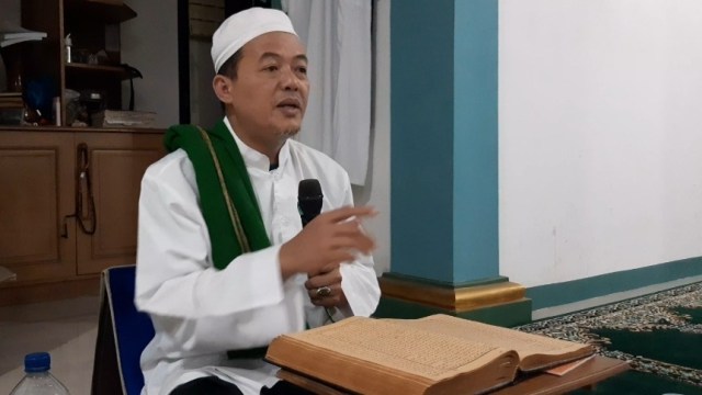 KH. Hasbiallah Hasyim, Guru Agama dan Pimpinan Ma'had Al Arba'in Bojonggede, Kab. Bogor. Sumber: Ma'had Al Arba'in Bojonggede.