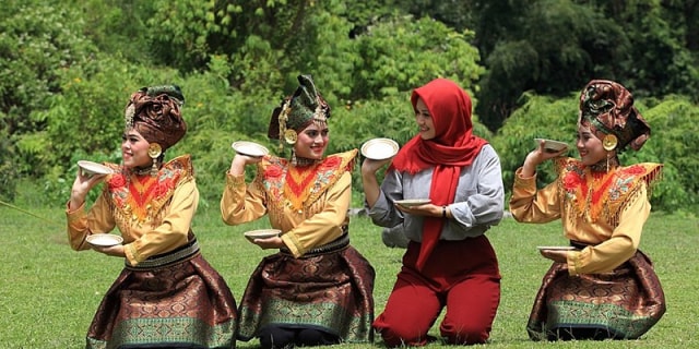 Ilustrasi tari piring, Tarian khas Sumatera Barat Foto: Wikimedia Commons