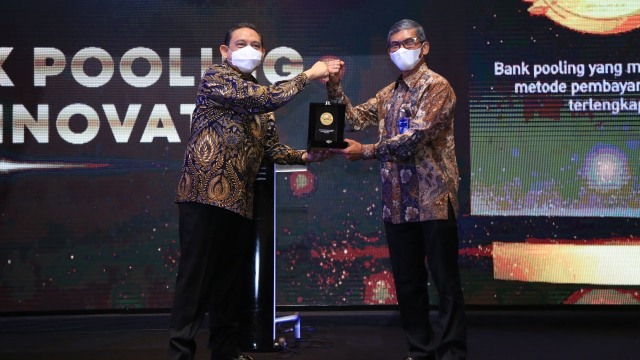 Direktur Keuangan dan Investasi BPJS Kesehatan Kemal Imam Santoso menyerahkan penghargaan ke pihak-pihak yang membantu program JKN-KIS. Foto: BPJS Kesehatan
