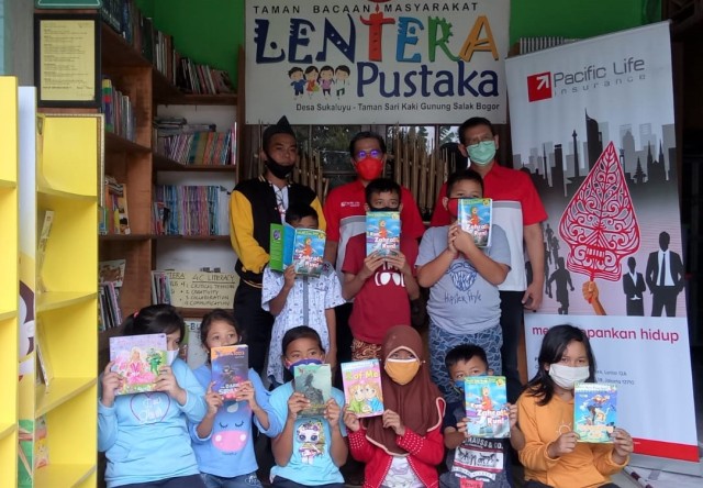 Pacific Life Insurance Csr Literasi Keuangan Ke Taman Bacaan Lentera Pustaka Kumparan Com