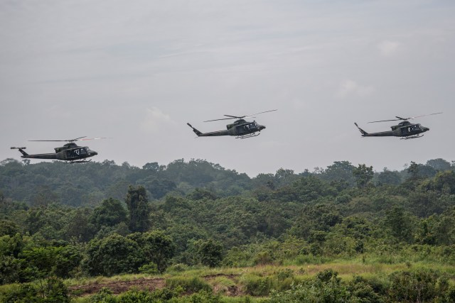 Helikopter Bell 412 TNI AD melakukan manuver saat gladi bersih puncak Latihan Antar Kecabangan TNI AD Kartika Yudha Tahun 2020 di Pusat Latihan Tempur (Puslatpur) TNI AD, Baturaja Timur, Ogan Komering Ulu (OKU), Sumatera Selatan. Foto: Nova Wahyudi/ANTARA FOTO