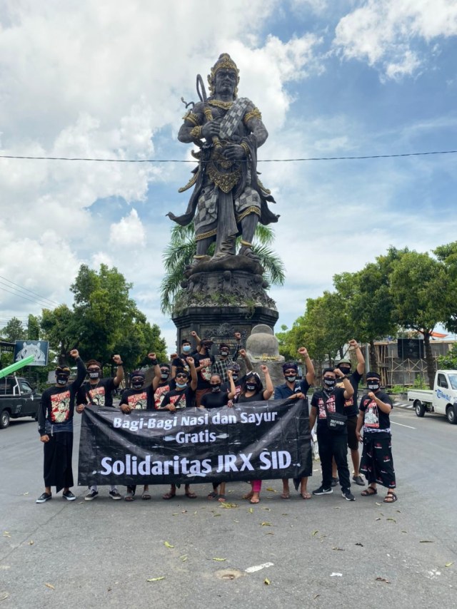 Simpatisan Jerinx Lanjutkan Aksi Bagi Bahan Pangan Gratis (336400)