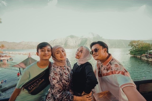 5 Potret Bulan Madu Sule dan Nathalie Holscher Bersama Keluarga (40909)