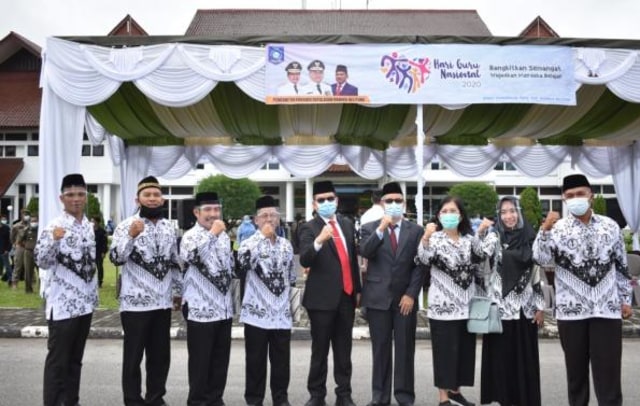 Foto bersama, Sekretaris Daerah Provinsi Kepulauan Bangka Belitung, Naziarto usai pimpin upacara Hari Guru Nasional. (Ist)