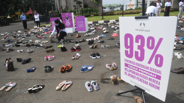 Pegiat perempuan merapikan sepatu saat aksi diam 500 Langkah Awal Sahkan Rancangan Undang-Undang (RUU) Penghapusan Kekerasan Seksual (PKS) di depan gedung DPR, Jakarta, Rabu (25/11).  Foto: Akbar Nugroho Gumay/ANTARA FOTO