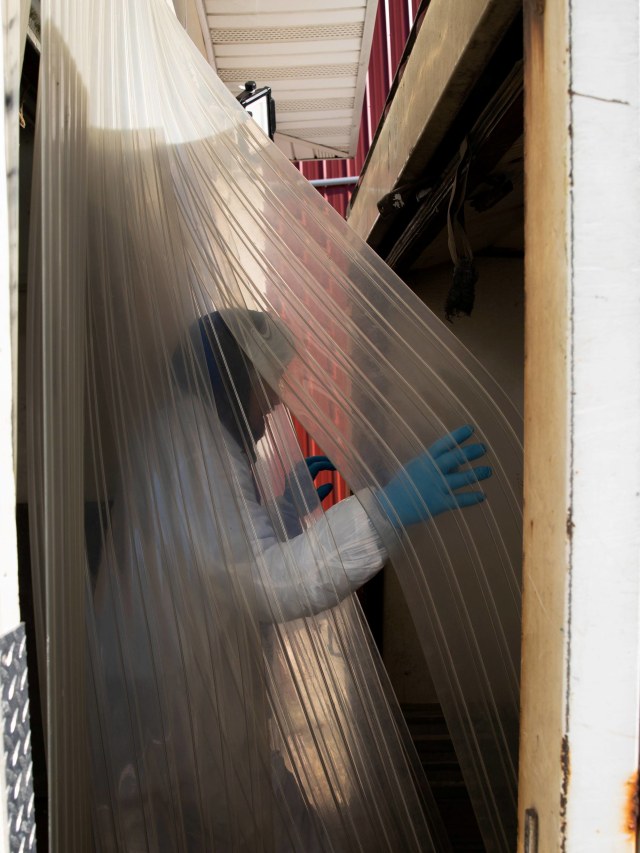 Pekerja memasukkan kalkun yang sudah dipotong ke ruang pendingin. Foto: Emily Elconin/Reuters
