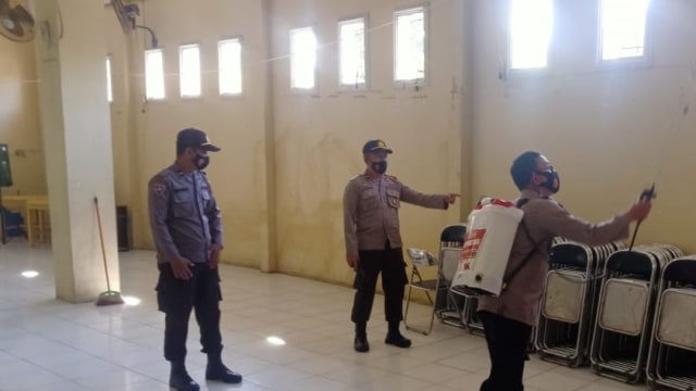 Polisi Semprotkan Disinfektan di Gedung Pelipatan Surat Suara Pilkada Sulteng (191839)