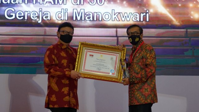 Menkumham Yasonna Laoly (kanan) saat menerima penghargaan dari Menteri PANRB Tjahjo Kumolo (kiri) atas Inovasi Pelayanan Publik Tahun 2020 di Gedung Tribrata, Jakarta. (Foto: Kemenkumham)