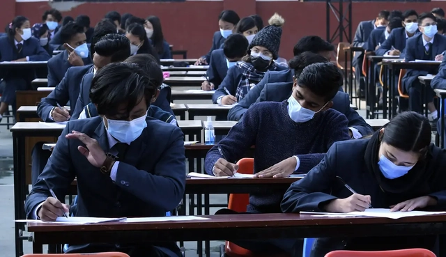 Siswa SMA di Nepal gelar Ujian di ruang terbuka. Foto: Prakash Mathema/AFP