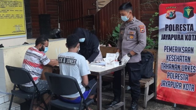 Pemeriksaan kesehatan dan rapid test yang dilakukan tahanan Polresta Jayapura Kota. (Dok Humas Polresta Jayapura Kota)