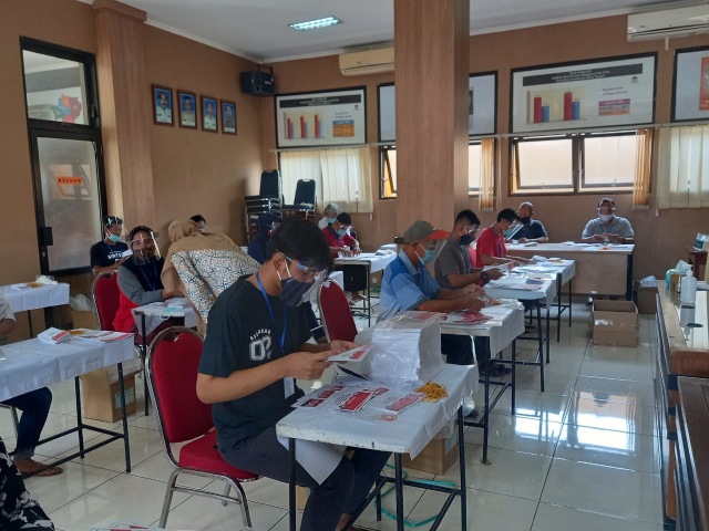 Tahapan penyortiran dan pelipatan untuk surat suara Pilkada 2020 dimulai di KPU Surakarta, serta melibatkan 25 petugas sortir lipat di luar anggota KPU